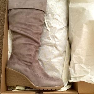 Women’s 8.5M Bass Suede boot Wedge